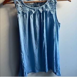 Xhilaration light blue lace handkerchief bottom tank
size medium